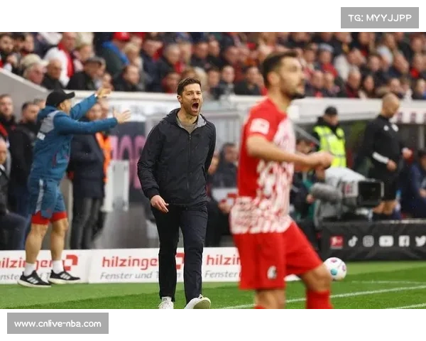 勒沃库森球迷高唱队歌庆祝提前锁定胜局，拜耳球场气氛热烈